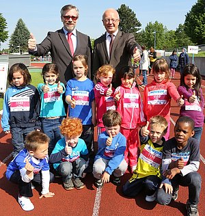 Essens Oberbürgermeister Reinhard Paß (r.) und Prof. Dr. Stefan Heinemann (l.) beim 1. KidsgoMINT-Spendenlauf
