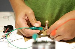 Die kleinen Forscher bastelten – unterstützt von Dozenten der FOM Hochschule – kleine Taschenlampen.