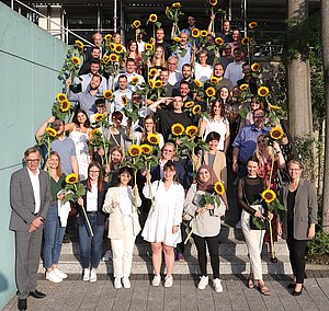 Bei strahlendem Sonnenschein verabschiedete die BCW Weiterbildung an der Essener Herkulesstraße rund 60 Absolventinnen und Absolventen (Foto: FOM/Tom Schulte).