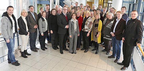 Prof. Dr. Stefan Heinemann; Jutta Olschewski, Geschäftsführerin BildungsCentrum der Wirtschaft; Brigitte Kloeckner-Hartstock, Leiterin Schulamt Essen (vorne); und 50 ausgezeichnete Lehrer