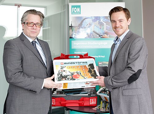 Professor Dr. Stefan Heinemann (l.) überreichte Petja Kaslack das neue Technikpaket.