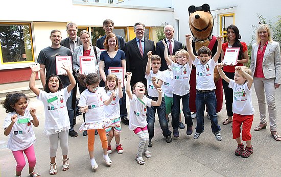 Prof. Dr. Martin Lang (2.v.l.), Prof. Dr. Stefan Heinemann (6.v.l), Reinhard Paß (7.v.l.) und Kita-Leiterin Andrea Döpper (ganz rechts) im Kreise von MINT-Botschaftern und Kita-Kindern