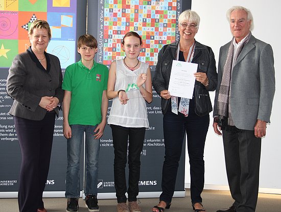 Ministerin Silvia Löhrmann, Jan Lemke (Schüler), Laura Pohl (Schülerin), Ulrike Pelikan (Schulleiterin der Gesamtschule Holsterhausen) und Dr. Hans-Jürgen Forst (unternehmer nrw) (v.l.)