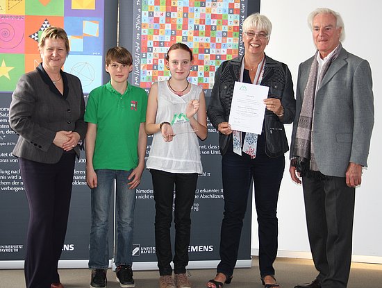 Ministerin Silvia Löhrmann, Jan Lemke (Schüler), Laura Pohl (Schülerin),  Ulrike Pelikan (Schulleiterin der Gesamtschule Holsterhausen) und Dr. Hans-Jürgen Forst (unternehmer nrw) (v.l.)