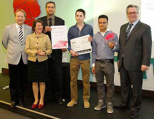 Die Gewinner des ersten GFOS-Innovationsawards: Resul Keskin (3.v.r.) und Bishal Dahal (2.v.r.) mit Burkhard Röhrig, Elisabeth Gemein (ehemalige Leiterin des Mädchengymnasiums Essen-Borbeck), ihrem Lehrer Stefan Eickhoff und Professor Dr. Stefan Heinemann.