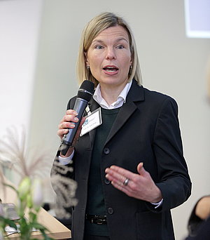 Prof. Dr. Martin Lang (2.v.l.), Prof. Dr. Stefan Heinemann (6.v.l), Reinhard Paß (7.v.l.) und Kita-Leiterin Andrea Döpper (ganz rechts) im Kreise von MINT-Botschaftern und Kita-Kindern