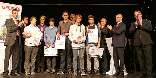 Applaus für die Sieger des GFOS-Innovationsawards (ganz links: Ralf Daumeter, IHK zu Essen; 3.v.r.: Burkhard Röhrig, GFOS-Geschäftsführer; 2.v.r.: OB Reinhard Paß; ganz rechts: Prof. Dr. Stefan Heinemann, zdi-Zentrum MINT Netzwerk Essen)