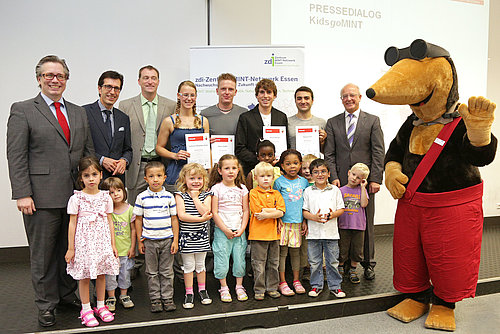 Prof. Dr. Stefan Heinemann, Ulrich Kanders (Hauptgeschäftsführer des EUV Essener Unternehmensverband), Prof. Dr. Martin Lang (Lehrstuhl Technologie und Didaktik der Technik der Universität Duisburg-Essen), Katharina Alexandra Sturm, Björn Schäfer, Vincent Berger, Hüseyin Ince, Reinhard Paß und Max, der Maulwurf (v.l.).