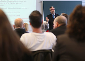 Prof. Stefan Heinemann bei seiner Begrüßungsrede bei zdi Essen sagt Danke