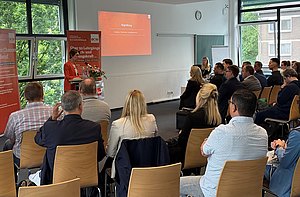 BCW Geschäftsleiterin Petra Neuwirth sprach u.a. über die Wichtigkeit KI als integrierten Bestandteil der Unternehmensstrategie zu begreifen. (Foto: BCW)