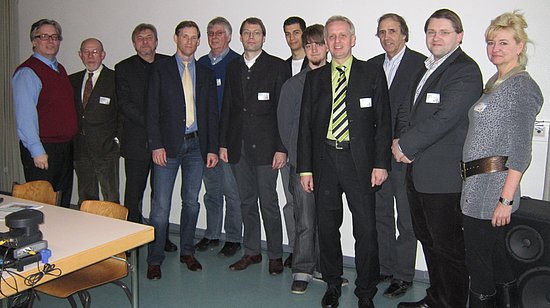 v.l.n.r.: Prof. Dr. Stefan Heinemann (zdi-Zentrum MINT-Netzwerk Essen/BildungsCentrum der Wirtschaft, Prorektor Kooperationen FOM Hochschule), OStD Dipl.-Ing. W. Meyer (Leiter des HNBK), Dieter Duchewitz (Leiter Ausbildungszentrum Essen der Deutschen Telekom), ab 7.v.l. Alexander Martinez Rosa (Dualer Student, Deutsche Telekom, Projektmitglied App), Markus Kaczmarek (Auszubildender Deutsche Telekom), Jörg Gleißner (Abteilungsleiter Berufsschule IT HNBK), weitere Dialoggäste