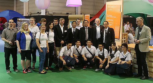 Die Schülerinnen und Schüler der Technical Highschool Nagasaki am Stand des zdi-Zentrum MINT-Netzwerk Essen.