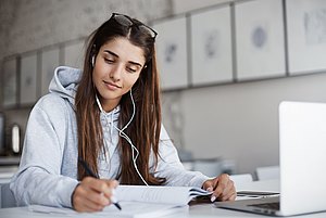 Die BCW Weiterbildung bietet spezielle Trainings zur Vorbereitung auf die IHK-Prüfung an (Foto: stock.adobe_Liubowv Levytska). 