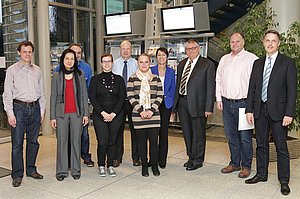 Einige Absolventen posieren gemeinsam mit unserem Pädagogischen Leiter Norbert Moormann, Petra Neuwirth, Geschäftsleitung Fachbereich Aus- und Weiterbildung, sowie Weiterbildungsberater Olaf Mooibroek für Gruppenbild im BCW-Schulungszentrum in der Herkulesstraße in Essen.