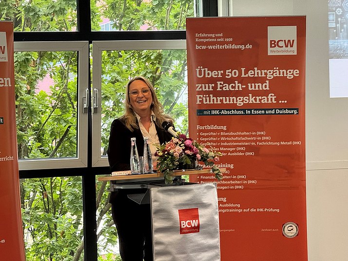 Den Auftakt macht Tanja Dams, Spezialistin für AI-Consulting und Training, mit ihrem Vortrag „KI mit System – Wie Unternehmen KI nachhaltig und risikoarm steuern.“ (Foto: BCW)